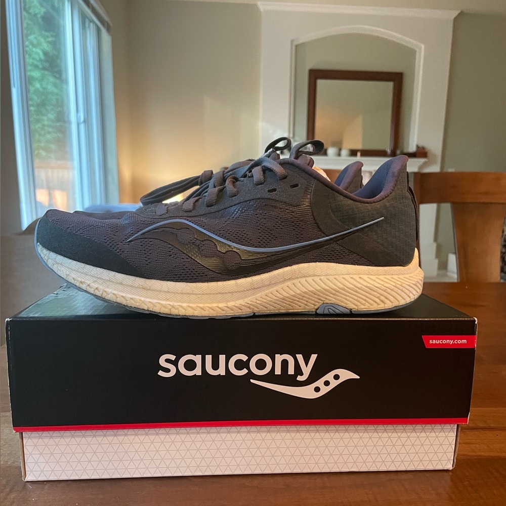 Saucony Women's Freedom 5 Running Shoe Women’s size 8.5 in Color Charcoal